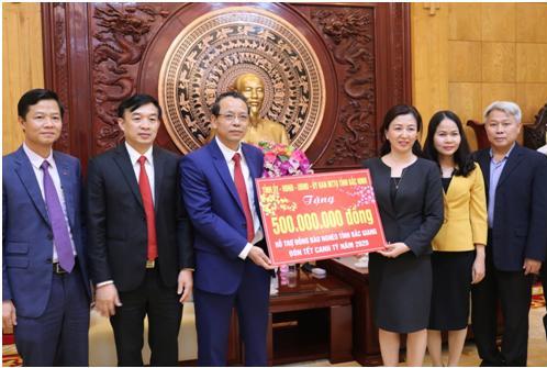 Lãnh đạo Tỉnh ủy-HĐND-UBND-Ủy ban MTTQ tỉnh Bắc Ninh trao tặng 500 triệu đồng hỗ trợ đồng bào...